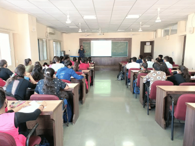 President Science College Ahmedabad Classroom photo 2
